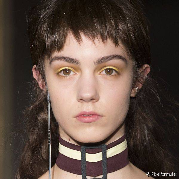 Os olhos das modelos de Anne Sofie Madsen foram realçados com esfumado de sombra amarela